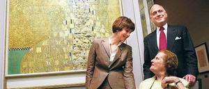 Liebhaber deutscher Kunst. Ronald S. Lauder, Sammler, Museumsdirektorin Renee Price und, sitzend, Maria Altmann, Nachfahrin der Familie Bloch-Bauer vor Gustav Klimts „Adele Bloch-Bauer I“, dem bislang teuersten Gemälde aller Zeiten.