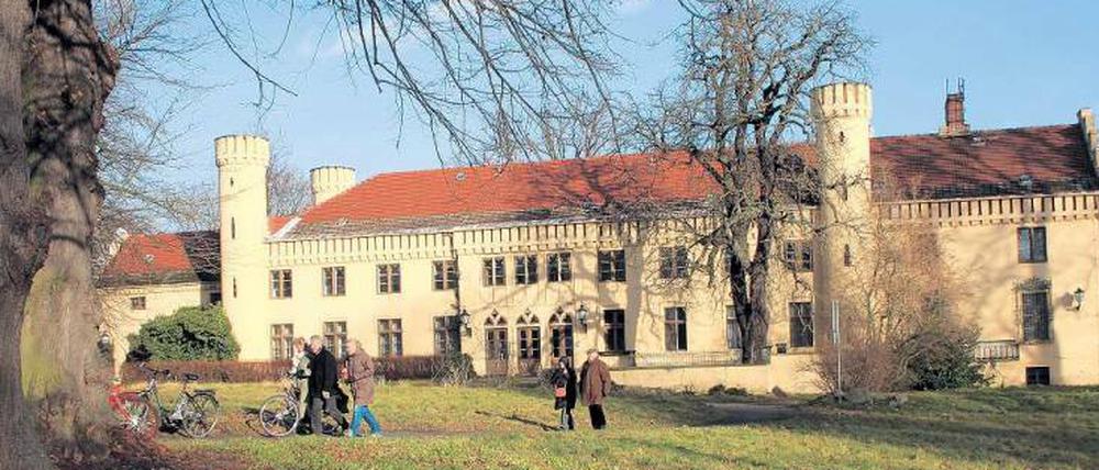 Schloss Petzow, nurmehr Kulisse – für Fernsehproduktionen im Sommer und zu jeder Jahreszeit für Spaziergänger, die den Schinkel-Bau bestaunen und den von Lenné angelegten Park genießen. 