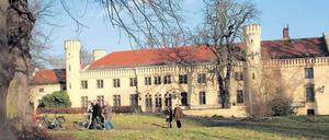 Schloss Petzow, nurmehr Kulisse – für Fernsehproduktionen im Sommer und zu jeder Jahreszeit für Spaziergänger, die den Schinkel-Bau bestaunen und den von Lenné angelegten Park genießen. 