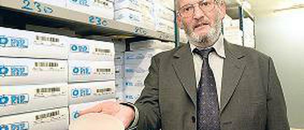 Jean-Claude Mas (Archivbild) mit einem seiner Implantate. Foto: AFP