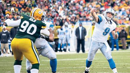 In die Spitze geführt. Matthew Stafford (rechts) steht für die neue Erfolgsgeneration der Detroit Lions. Der 23-Jährige warf in der abgelaufenen Spielzeit 41 Touchdown-Pässe und erzielte als vierter Quarterback überhaupt mehr als 5000 Yards in einer Saison. Foto: dpa