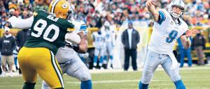 In die Spitze geführt. Matthew Stafford (rechts) steht für die neue Erfolgsgeneration der Detroit Lions. Der 23-Jährige warf in der abgelaufenen Spielzeit 41 Touchdown-Pässe und erzielte als vierter Quarterback überhaupt mehr als 5000 Yards in einer Saison. Foto: dpa