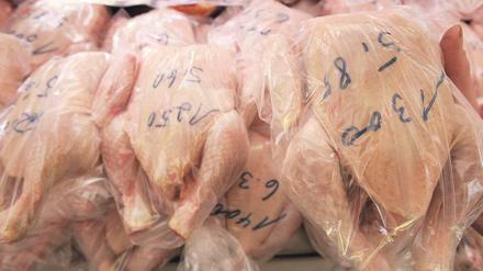 Nur Hygiene schützt vor den Keimen auf Hähnchen: Fleisch gut durchgaren, Messer und Finger sofort waschen. 