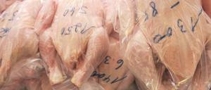 Nur Hygiene schützt vor den Keimen auf Hähnchen: Fleisch gut durchgaren, Messer und Finger sofort waschen.
