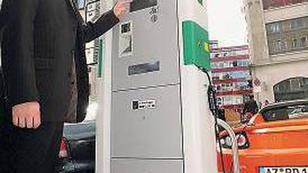 Ladepunkt. Bis 2015 sollen in Berlin 1600 Säulen installiert werden. Foto: dpa