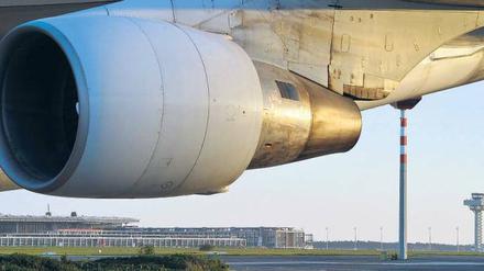 Dröhnen der Motoren. Am 3. Juni soll der einen Kilometer lange Flughafen-Neubau (im Hintergrund zu sehen) eröffnet werden. 