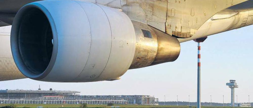 Dröhnen der Motoren. Am 3. Juni soll der einen Kilometer lange Flughafen-Neubau (im Hintergrund zu sehen) eröffnet werden.