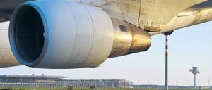 Dröhnen der Motoren. Am 3. Juni soll der einen Kilometer lange Flughafen-Neubau (im Hintergrund zu sehen) eröffnet werden. 