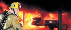 Alarm in Hollywood. Immer wieder musste die Feuerwehr nachts ausrücken, um brennende Autos zu löschen.