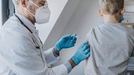 Schutzbedürftig. Üblicherweise werden erst Erwachsene, dann Schritt für Schritt jüngere Altersgruppen geimpft, um eventuelle schwerwiegende Nebenwirkungen rechtzeitig zu entdecken, bevor die Jüngsten die Mittel bekommen. Doch in einer Pandemie fehlt diese Zeit. Und manche Ärzte haben beschlossen, auch die Kinder lieber vor den bekannten Covid-19-Risiken zu schützen, als vor unwahrscheinlichen Impfnebenwirkungen. (Symbolbild)
