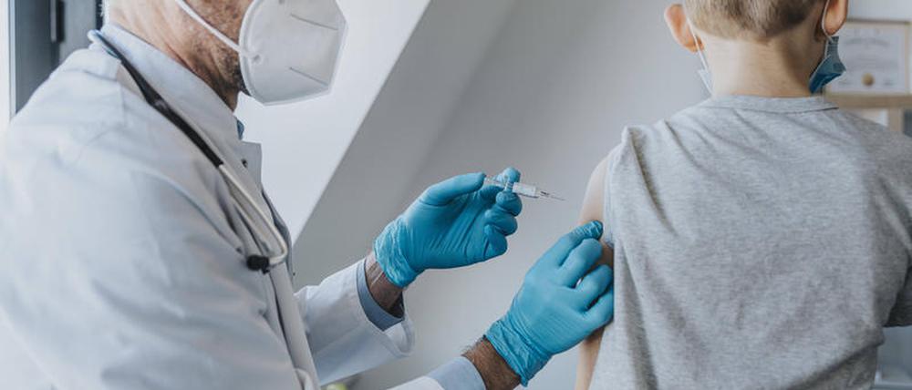 Schutzbedürftig. Üblicherweise werden erst Erwachsene, dann Schritt für Schritt jüngere Altersgruppen geimpft, um eventuelle schwerwiegende Nebenwirkungen rechtzeitig zu entdecken, bevor die Jüngsten die Mittel bekommen. Doch in einer Pandemie fehlt diese Zeit. Und manche Ärzte haben beschlossen, auch die Kinder lieber vor den bekannten Covid-19-Risiken zu schützen, als vor unwahrscheinlichen Impfnebenwirkungen. (Symbolbild)
