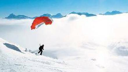 Traumhafte Alpenlandschaft. Ski-Glider am Aletsch-Gletscher.