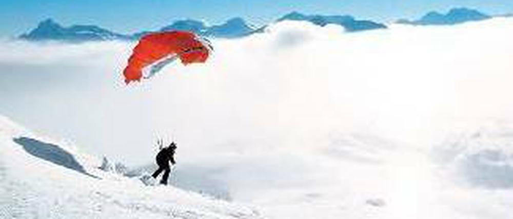 Traumhafte Alpenlandschaft. Ski-Glider am Aletsch-Gletscher. 