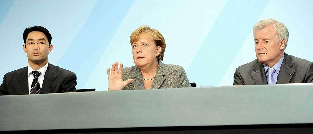 Wenn Merkel so weiter macht, sitzen die drei bald nicht mehr so friedlich zusammen. Rösler sieht die Koalition in Frage gestellt.