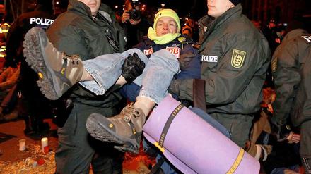 "Wir sitzen hier halt falsch." Am Ende werden es 27 Demonstranten sein, die sich Freitagfrüh von Polizisten wegtragen lassen. 