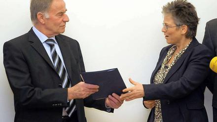 Die Vorsitzende der Kommission zur Überprüfung der Abgeordneten auf ihre Stasi Mitarbeit, Ulrike Poppe, übergibt im Landtag in Potsdam den Bericht an Landtagspräsidenten Gunter Fritsch.