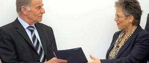Die Vorsitzende der Kommission zur Überprüfung der Abgeordneten auf ihre Stasi Mitarbeit, Ulrike Poppe, übergibt im Landtag in Potsdam den Bericht an Landtagspräsidenten Gunter Fritsch.