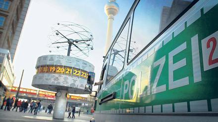 Angstecken. Architektin Ingrid Hermannsdörfer berät die Berliner Polizei, wie man Orte wie den Alexanderplatz in Mitte durch städtebauliche Veränderungen sicherer machen kann. 