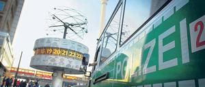 Angstecken. Architektin Ingrid Hermannsdörfer berät die Berliner Polizei, wie man Orte wie den Alexanderplatz in Mitte durch städtebauliche Veränderungen sicherer machen kann. 