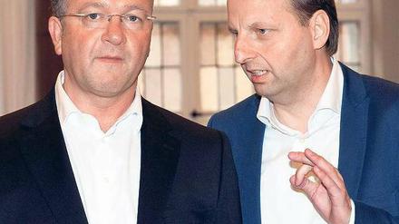 Der Neue. Thomas Heilmann (rechts), Unternehmer, Volljurist und nun der nächste Justizsenator, war selbst überrascht, dass der CDU-Landesvorsitzende Frank Henkel diese Personalie so schnell bekanntgab. Eine Stellungnahme wollte er dazu am Dienstagabend noch nicht abgeben: Er sei noch im Urlaub, teilte er nur mit. Vom Koalitionspartner SPD wurde die Entscheidung für Heilmann wohlwollend kommentiert.Foto: Zinken/dapd