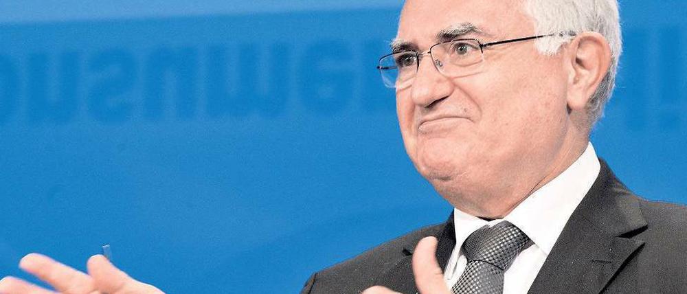 EU-Kommissar John Dalli zeigt sich besorgt über die vielen Unregelmäßigkeiten. Foto: AFP
