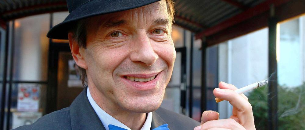 Gut mit Hut. Seine Frau sagte ihm vor Jahren, er klinge wie Frank Sinatra. Seither schlüpft Christoph Schobesberger immer wieder in die Rolle des Entertainers.