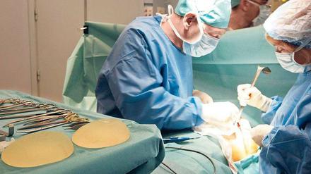 Teures Vergnügen. Zwischen 5.000 und 8.000 Euro kann eine Brustvergrößerung in Deutschland kosten. 