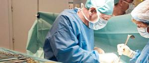 Teures Vergnügen. Zwischen 5.000 und 8.000 Euro kann eine Brustvergrößerung in Deutschland kosten. 