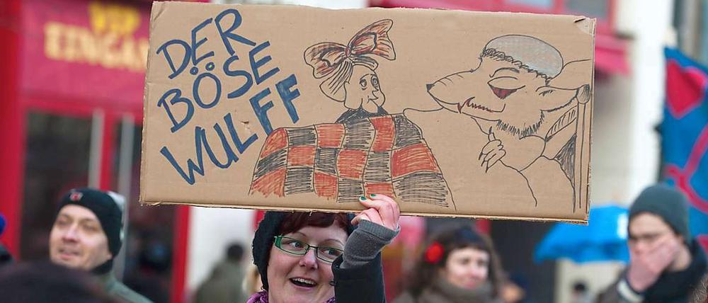 In Berlin fordern Demonstranten am Wochenende einen "Wandel des Systems" in Berlin. Mit in der Kritik: Bundespräsident Christian Wulff. 
