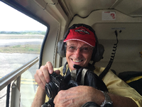 Tony Wheeler ist immer im Einsatz für den "Lonely Planet", hier in einem Helikopter in Guatemala.