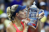Sieg: Angelique Kerber mit dem Pokal der US Open
