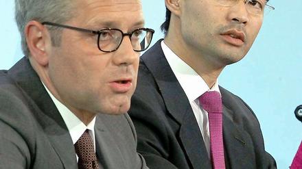 Im Dauerstreit. Bundeswirtschaftsminister Philipp Rösler (FDP) und Bundesumweltminister Norbert Röttgen (CDU) (v.r.) sind sich über die Energiewende nicht einig. Rösler versteht darunter den Neubau von Kohlekraftwerken und möglichst vielen Stromleitungen. Röttgen versteht darunter zumindest auch den Ausbau der erneuerbaren Energien. 