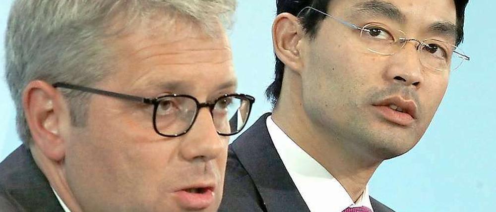 Im Dauerstreit. Bundeswirtschaftsminister Philipp Rösler (FDP) und Bundesumweltminister Norbert Röttgen (CDU) (v.r.) sind sich über die Energiewende nicht einig. Rösler versteht darunter den Neubau von Kohlekraftwerken und möglichst vielen Stromleitungen. Röttgen versteht darunter zumindest auch den Ausbau der erneuerbaren Energien. 