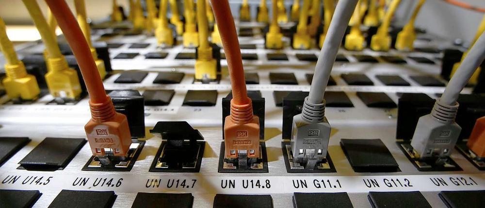 Das Gesetz zur Vorratsdatenspeicherung ist schon immer umstritten. Nachdem bekannt geworden ist, dass auch Berliner Behörden bei der Verbrecherjagd umfangreiche Handyverbindungsdaten ausgewertet hat, kommt die Debatte wieder in Schwung.