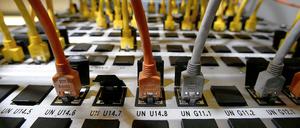 Das Gesetz zur Vorratsdatenspeicherung ist schon immer umstritten. Nachdem bekannt geworden ist, dass auch Berliner Behörden bei der Verbrecherjagd umfangreiche Handyverbindungsdaten ausgewertet hat, kommt die Debatte wieder in Schwung.