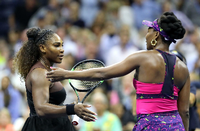 Gewinnerin, Verliererin. Serena Williams (l.) nimmt die Glückwünsche von Schwester Venus Williams in New York entgegen.