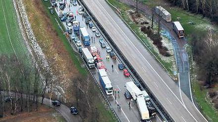 Verkeilte Lastwagen und Autos am Freitag auf der A 1 bei Cloppenburg. Luftbild: dpa