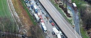 Verkeilte Lastwagen und Autos am Freitag auf der A 1 bei Cloppenburg. Luftbild: dpa