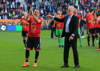 Macht andere größer als sich selbst. Jupp Heynckes lässt hier nach dem Spiel Franck Ribéry feiern.