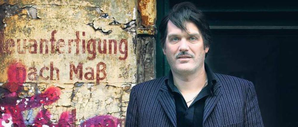 Big in Berlin. Der Hamburger Frank Spilker, Jahrgang 1966, ist Gründer, Gitarrist und Sänger des einflussreichen Indie-Trios Die Sterne. Ihr neues Album „Für Anfänger“ ist bei dem bandeigenen Label Materie Records erschienen.