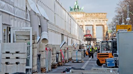 Berlin bringt sich in Form: Das Zelt für die Fashion Week am Brandenburger Tor steht bereits.