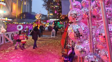 Bunt und queer. Der Weihnachtsmarkt „Christmas Avenue“ am Nollendorfplatz bietet Klassisches wie Glühwein und gebrannte Mandeln - aber auch Sexspielzeug, Drag-Queen-Shows und Musik von Britney Spears. Fotos: Jörn Hasselmann / Inga Barthels 