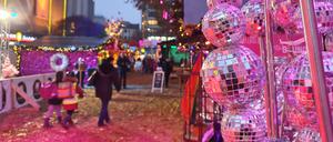 Bunt und queer. Der Weihnachtsmarkt „Christmas Avenue“ am Nollendorfplatz bietet Klassisches wie Glühwein und gebrannte Mandeln - aber auch Sexspielzeug, Drag-Queen-Shows und Musik von Britney Spears. Fotos: Jörn Hasselmann / Inga Barthels 