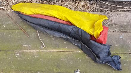 Am Boden liegende Deutschland-Fahne.