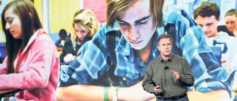 An amerikanischen Schulen gehen die iPad-Klassen in den Regelbetrieb. Apple-Manager Phil Schiller stellte am Freitag Kooperationen mit mehreren US-Verlagen vor. 