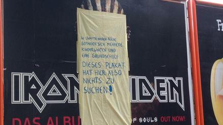 Kampf um ein Plakat in der Alten Jakobstraße in Kreuzberg. Anwohner haben ein Werbeplakat der Metalband Iron Maiden überklebt. Liebe Leserinnen, liebe Leser: Senden Sie Ihre Zettel aus Berlin an leserbilder@tagesspiegel.de!
