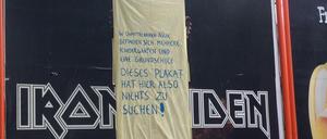Kampf um ein Plakat in der Alten Jakobstraße in Kreuzberg. Anwohner haben ein Werbeplakat der Metalband Iron Maiden überklebt. Liebe Leserinnen, liebe Leser: Senden Sie Ihre Zettel aus Berlin an leserbilder@tagesspiegel.de!