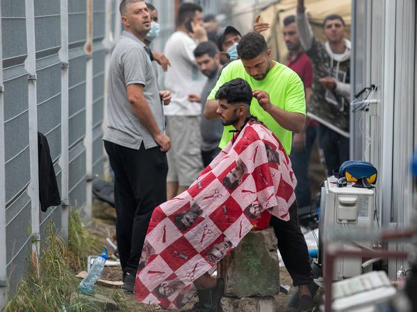 Codzienne życie z fryzjerem w obozie dla nielegalnych imigrantów położonym 30 kilometrów na południe od Wilna. 
