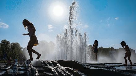 Bei Hitzewellen in Berlin wollen die Menschen Abkühlung – so wie die Kinder hier am Brunnen im Lustgarten.