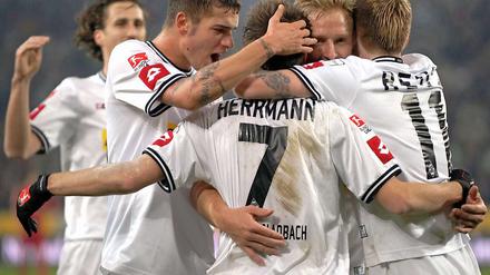 Die Gladbacher Roman Neustädter, Patrick Herrmann, Mike Hanke und Marco Reus bejubeln Herrmanns Tor zum 2:0. 